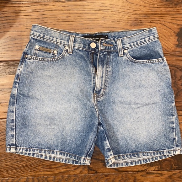 Calvin Klein womens Jean shorts, size 8 - Picture 2 of 3